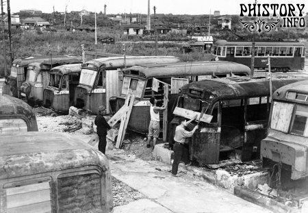 Разбитые автобусы восполняли острую нехватку жилья в столице. Токио, Япония, 2 октября 1946 года.
