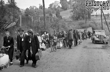 Судетские немцы идут на вокзал в городе Либерец, чтобы отбыть в Германию. Чехословакия. Июль 1946 года.