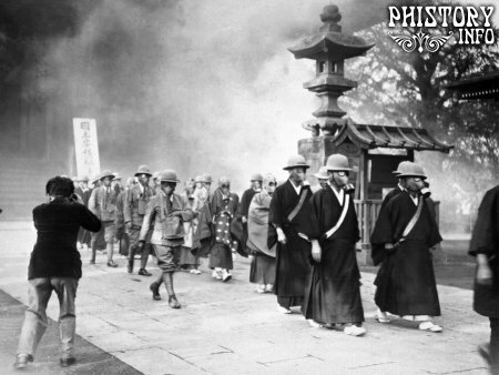 Буддистские священники из храма Большого Асакусы в противогазах во время учений против будущих обстрелов с воздуха в Токио. Япония. 30 мая 1936 года.