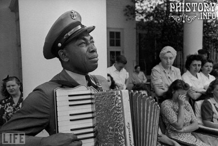 Старшина Грэм Джексон играет «Goin’ Home» на похоронах президента Рузвельта. Вашингтон, США. 12 апреля 1945 года.