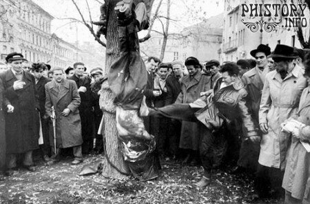 Повешенный вниз головой изуродованный труп сотрудника госбезопасности. Будапешт, Венгерская народная республика. Октябрь 1956 года.