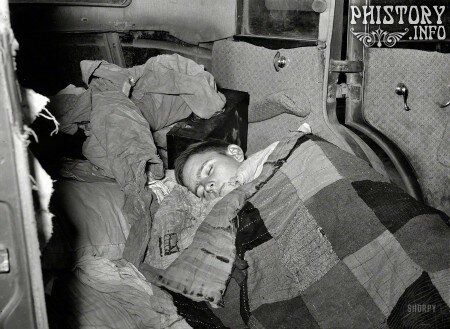 Мальчик-мигрант спит в машине. Они с отцом проделали путь из Хьюстона в Эдинбург, штат Техас. Америка, 1939 год.