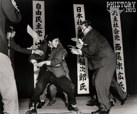 Ультраправый студент Отоя Ямагути убивает председателя социалистической партии Инижиро Асанумо. Токио, Япония. 12 октября 1960 года.
