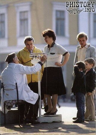 Контроль за весом на улице. Фотография из книги "Один день из жизни СССР". Одесса, СССР. 1987 год.