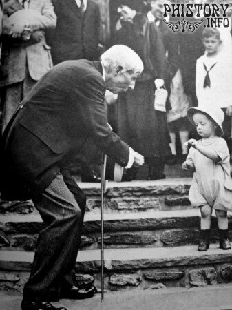 Джон Д. Рокфеллер старший в день своего 84-летия дарит ребенку пятицентовую монетку. Нью-Йорк. США. 1923 год.