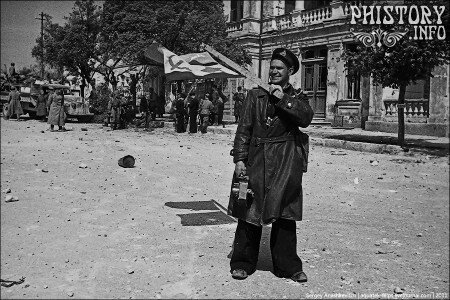 Евгений Халдей в Севастополе. СССР, Май 1944 года.