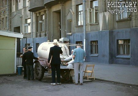 Продажа пива. Возле дома 12, ул. Садовая-Триумфальная, Москва. 1960-е гг.