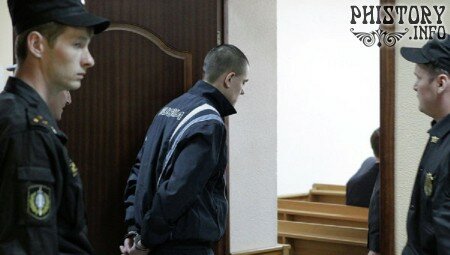 Сотрудники полиции конвоируют бывшего заместителя начальника уголовного розыска ОВД "Дальний" Ильшата Гарифуллина в зал заседаний суда
