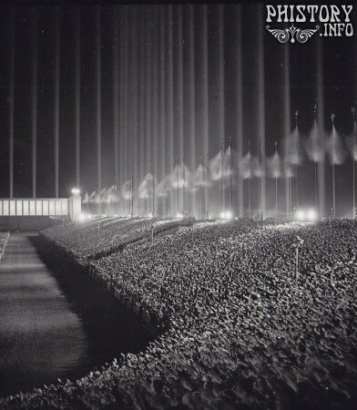 134 зенитных прожектора, направленных в небо, освещаю ежегодный партийный съезд НСДАП. Нюрнберг. Третий Рейх. 1937 год.