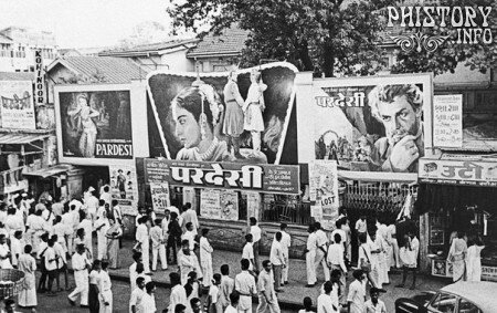 Афиши советско-индийского фильма «Хождение за три моря» у кинотеатра