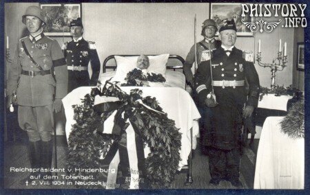 Тело покойного рейхспрезидента Пауля фон Гинденбурга, выставленное для прощальной церемонии в его родовом поместье