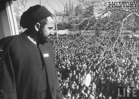 Фанатичный мулла националист Шамас Абади, стоя на балконе, призывает толпы мусульман следовать исламу и свергнуть иностранный гнет. Тегеран. Шаханшахское Государство Иран. 1951 год.