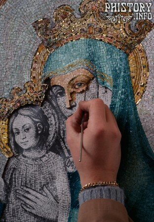 Женщина за работой над мозаикой Мария с младенцем Иисусом. Государство-город Ватикан. 1985 год.