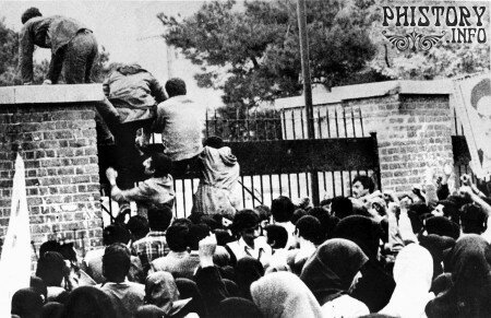 Штурм ворот посольства США. Тегеран. Исламская Республика Иран. 4 ноября 1979 года.