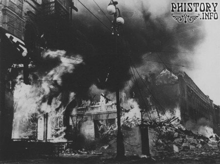 Взорванные и горящие здания «Детского мира» и Главпочтампта на Крещатике