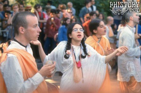 Кришнаиты поют и танцуют в парке. Нью-Йорк. США. 1969 год.