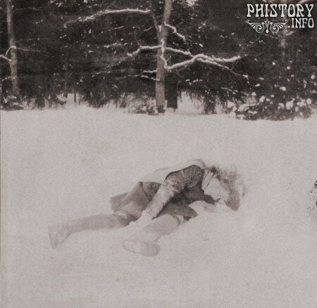 Великая Княжна Анастасия Николаевна валяется в снегу.