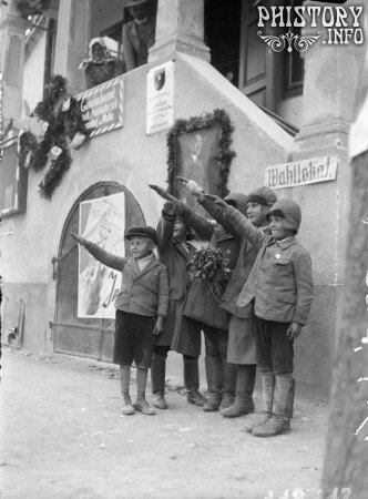 Австрийские дети перед пунктом, где проходил плебисцит об аншлюсе.