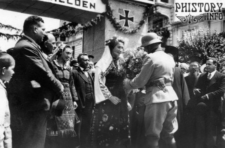 Делегация болгарского города торжественно приветствует немецкого офицера. 