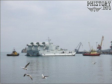Буксиры эвакуируют десантный корабль на воздушной подушке проекта 958 «Бизон»