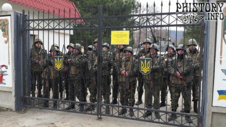 Солдаты отдельной 84-й механизированной бригады 32-го армейского корпуса вооруженных сил Украины не дают "вежливым вооруженным людям" проникнуть на территорию части