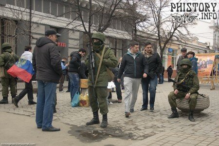 Вежливые вооруженные люди расположились на центральной улице города на перекрестке улиц Горького и Пушкина