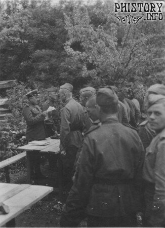 Награждение советских бойцов, отличившихся в боях за взятие Вены.