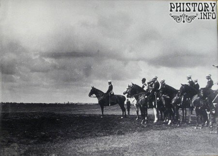 Император Николай II и сопровождающие его военные чины перед началом смотра