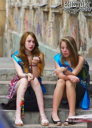 Курящие на ступеньках Ланжероновского спуска школьницы