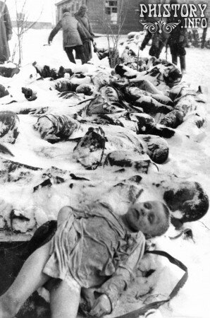 Советские солдаты убирают тела гражданских, убитых немцами