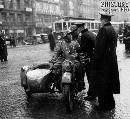 Чешские офицеры разговаривают с немецкими мотоциклистами