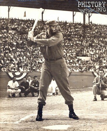 Фидель Кастро играет в бейсбол