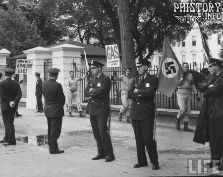 Участники Американской нацистской партии проводят пикет у Белого Дома