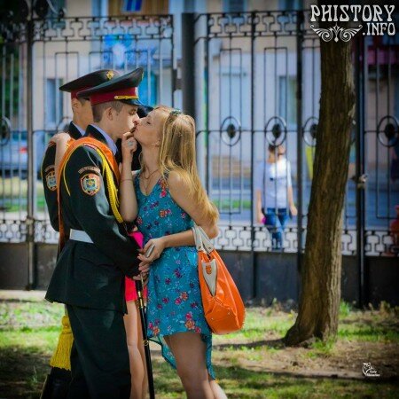 Девушка целует курсанта