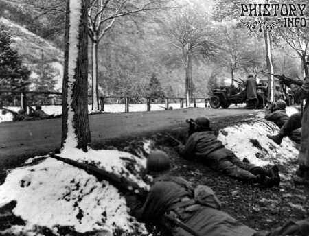 Американские солдаты отражают нападение немецкой засады